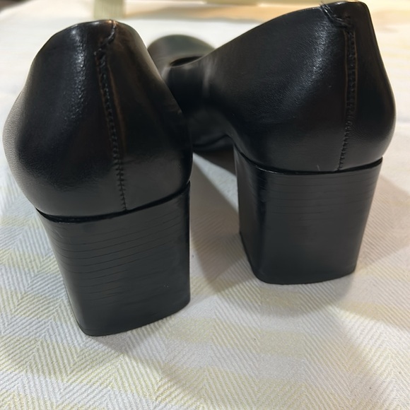 Jones New York Women's Black Leather heeled shoes. Size 7M. EUC - Picture 2 of 6